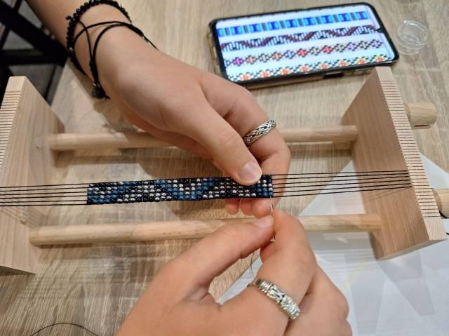 Energią splecione – warsztaty tkania bransoletek koralikami